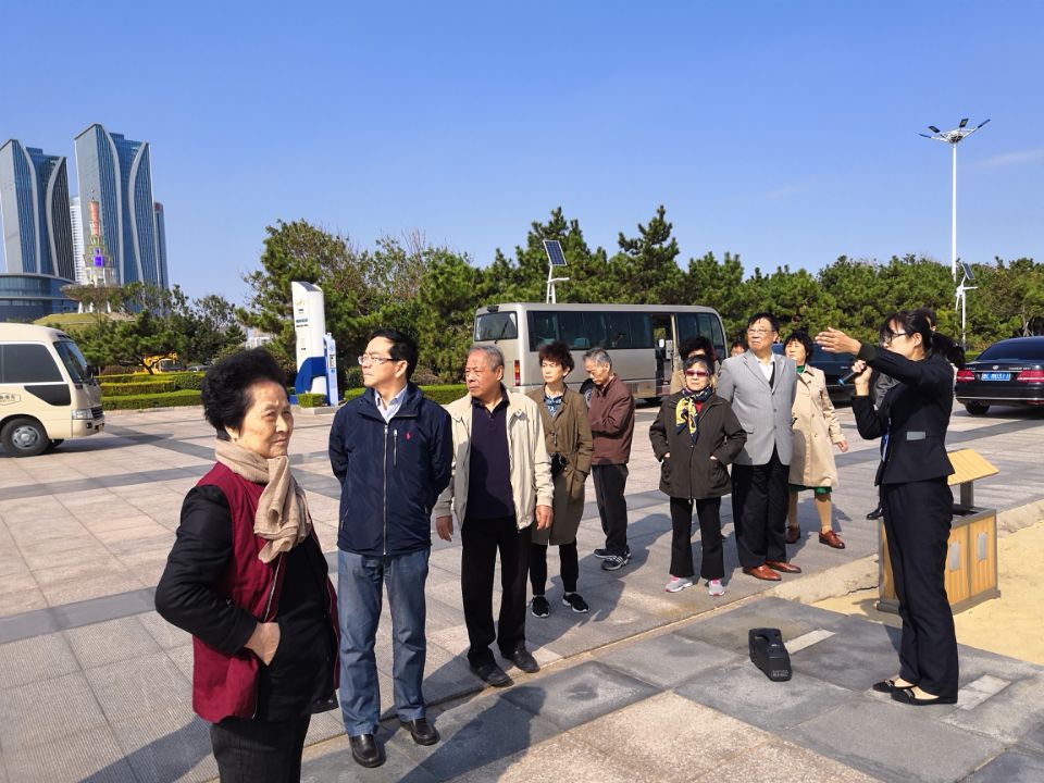 市政协重阳节组织厅级老干部到日照参观考察1.jpg