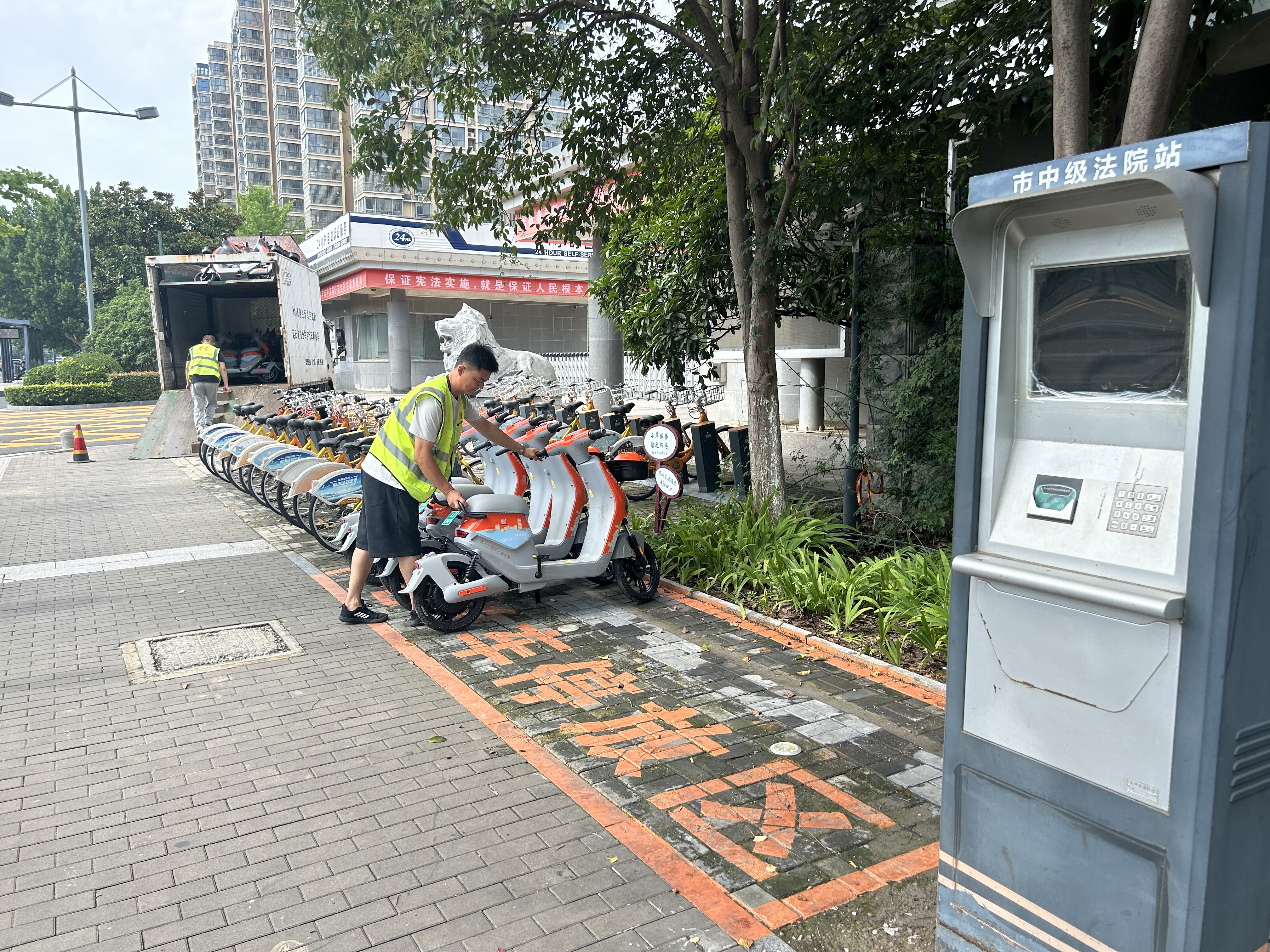 2000辆新款共享电单车“上岗”2.jpg