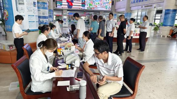 市数据局白玉兰志愿服务队员参加无偿献血活动.jpg